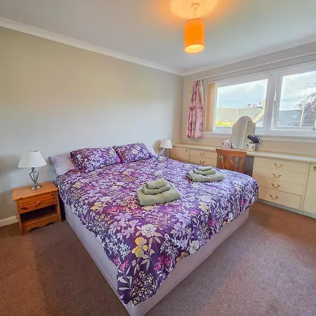 3 Bedroom Home, Peaceful Garden Edinburgh