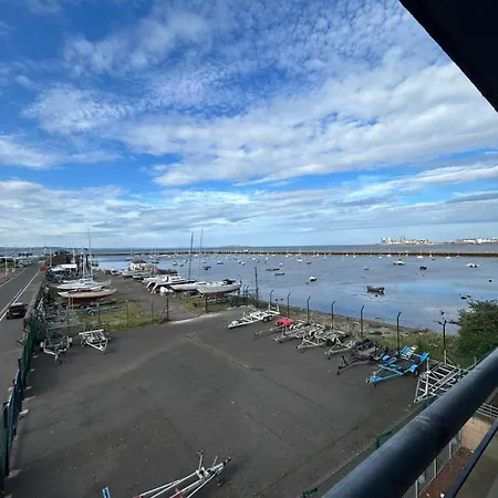 Waterfront Spacious Flat アパート エディンバラ