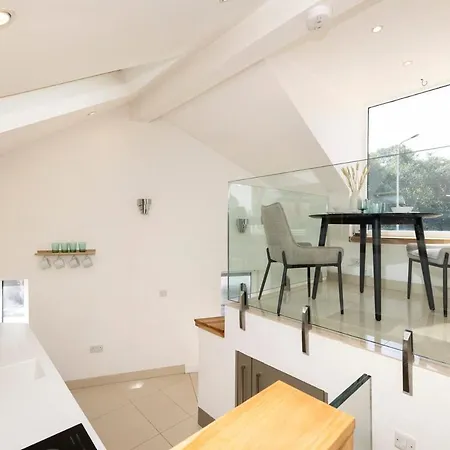 Semesterbostad Argyl - The Foundry, A Bright One Bedroom House With Balcony Edinburg