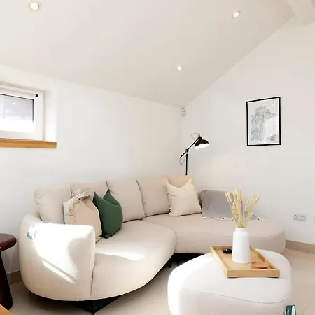 Argyl - The Foundry, A Bright One Bedroom House With Balcony