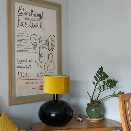 Holyrood Duplex 3-bedroom 아파트