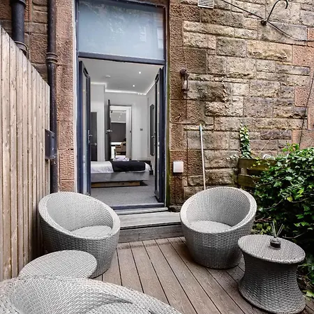 Stylish 2br With Private Steam