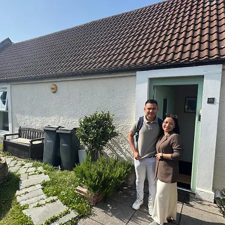 Bed and Breakfast Cosy Cottage For Share , Private Double Room, Wifi, Parking, Garden