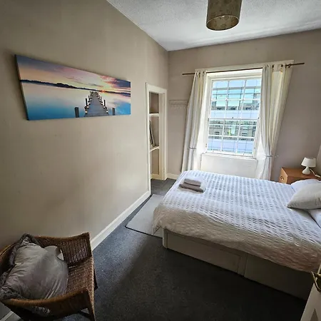 Charming 2bd Flat 10 Minutes To Castle Apartment