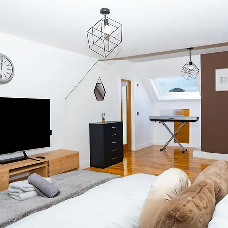 Luxury 5bd, Gym, Parking, Bus To Airport, Sleeps10