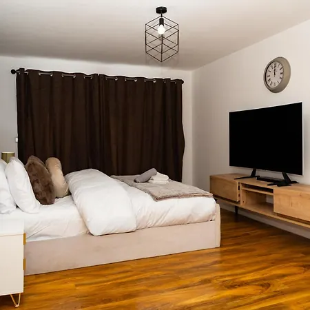 Luxury 5bd, Gym, Parking, Bus To Airport, Sleeps10 Villa