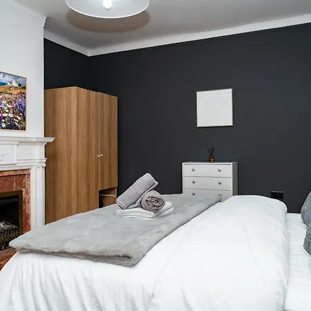 Villa Luxury 5bd, Gym, Parking, Bus To Airport, Sleeps10 *