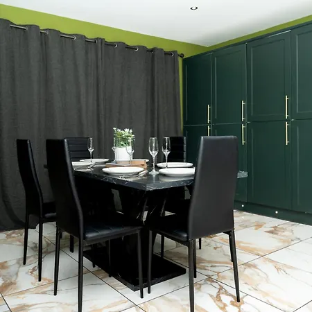 Luxury 5bd, Gym, Parking, Bus To Airport, Sleeps10 Villa *