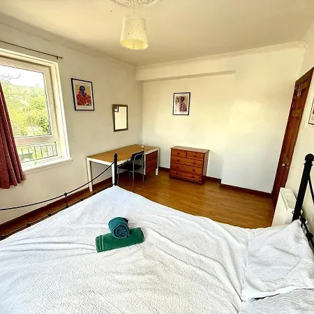 Spacious 3 Bedroom Flat * Edinburgh