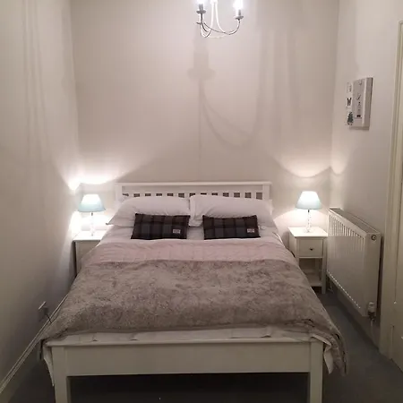 2 Douglas Crescent Bed & Breakfast