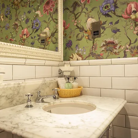 Szálloda The Raeburn 4*