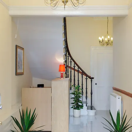 Edinburgh City Suites 4*