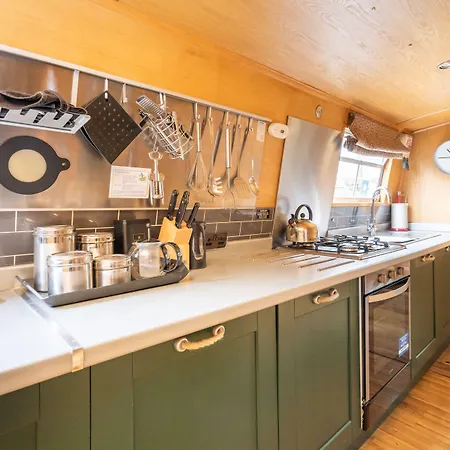 - Houseboats