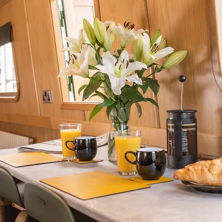 - Houseboats ספינת מלון