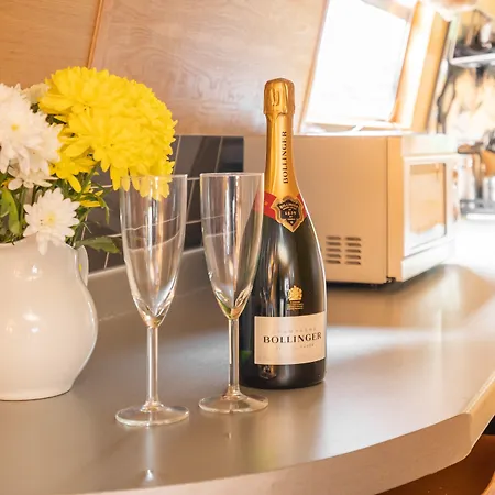 - Houseboats ספינת מלון