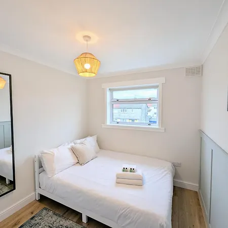 Vakantiehuis Newly Refurbished 3 Bed House With 2-Sided Wood Burner And Garden In Edinburgh *