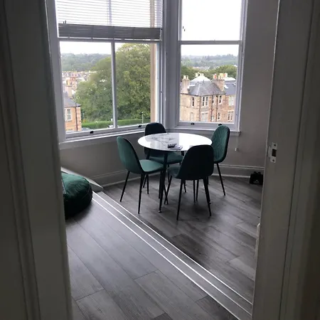 Charming West End Flat * エディンバラ