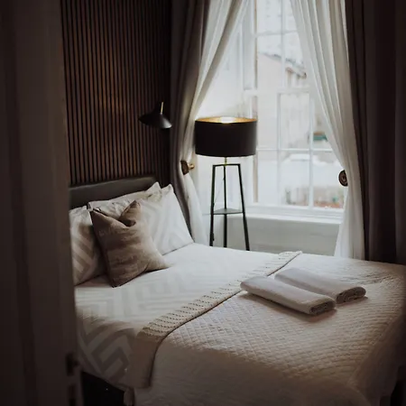 16 Pilrig 3* Edinburgh