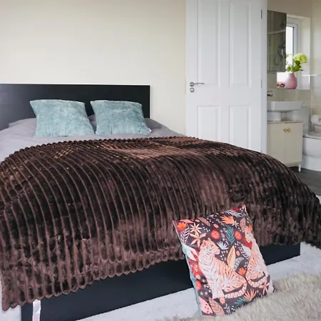 En-suite Double Bedroom With Pentland Hill View *