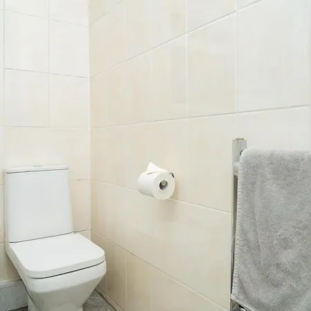 公寓 Airport Home, Free Parking, Sleeps 6, Near