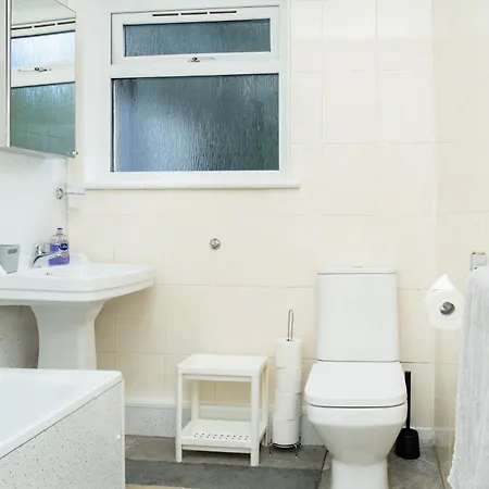 Airport Home, Free Parking, Sleeps 6, Near 公寓