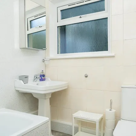 Airport Home, Free Parking, Sleeps 6, Near 公寓 爱丁堡