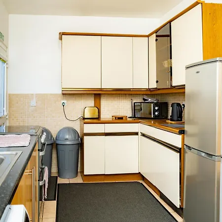 公寓 Airport Home, Free Parking, Sleeps 6, Near *