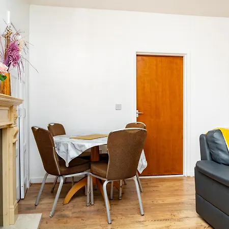 公寓 Airport Home, Free Parking, Sleeps 6, Near 爱丁堡