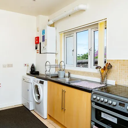 Airport Home, Free Parking, Sleeps 6, Near 公寓