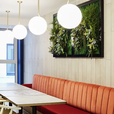 아다지오 에딘버러 로열 마일