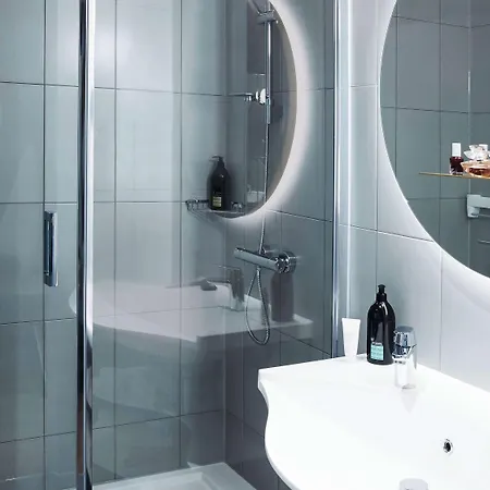 아다지오 에딘버러 로열 마일