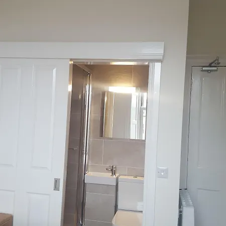 בית הארחה 18 Craigmillar Park 4*