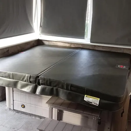 Luxurious Townhouse With Hot Tub