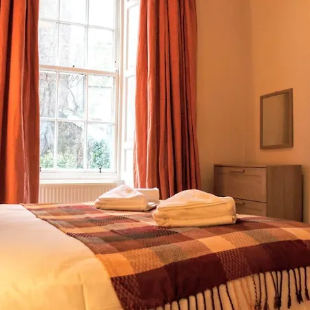 Traditional Georgian Flat In New Town *