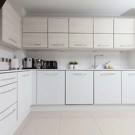 Luxurious - Sleeps 6