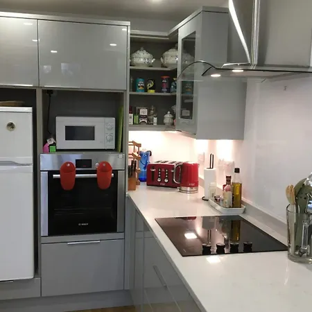 Апартаменты Bright Spacious 2 Bedroom In Stockbridge