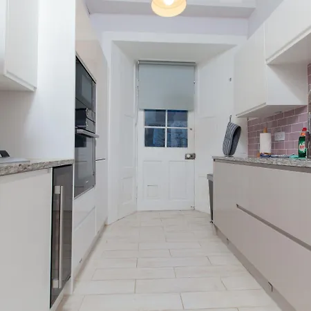 Beautifully Modernised New Town Apartament *