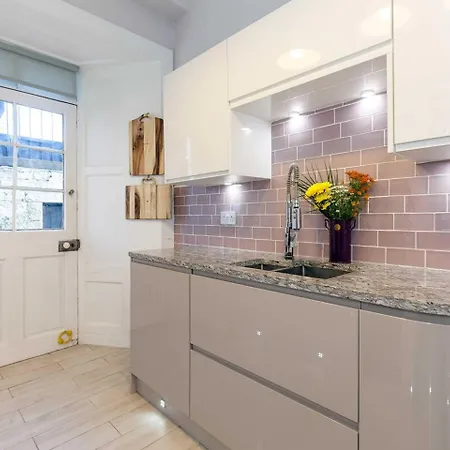 Beautifully Modernised New Town Apartament *