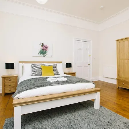 Pleasant Near Princes Street Gardens Apartment Edinburgh