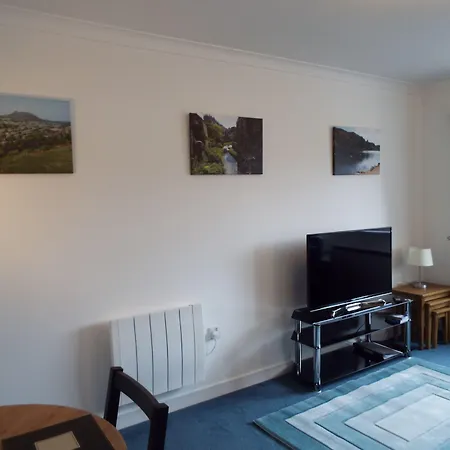 Ideal Location With Free On-site Private Parking Lägenhet *