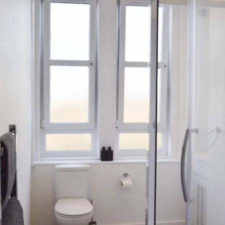 Modern 1 Bedroom Flat In The Heart Of