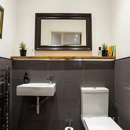 Spacious 2 Bedroom House Near The Meadows Edinburgh