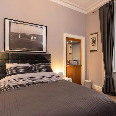 Daire Spacious 2 Bedroom House Near The Meadows *