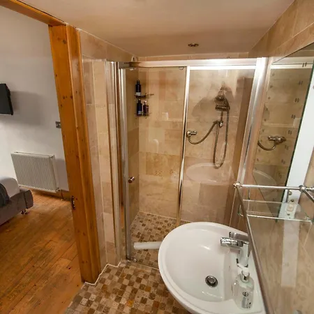 Roomy 1 Level Free Parking *