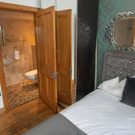 Roomy 1 Level Free Parking *