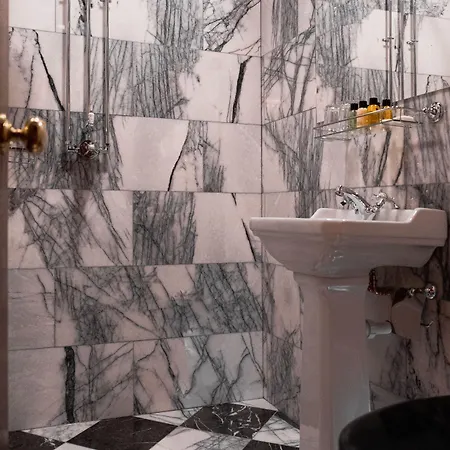 House Of Gods Royal Mile 4* Edinburgh