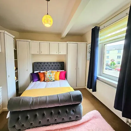 2 Bed Apt, 4 Beds, 3 Tvs Parking * Edynburg