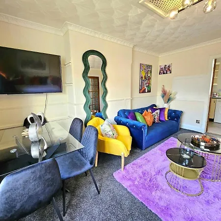 Apartament 2 Bed Apt, 4 Beds, 3 Tvs Parking