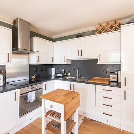 Bright 1-bed Flat Near The Shore & Ocean Terminal