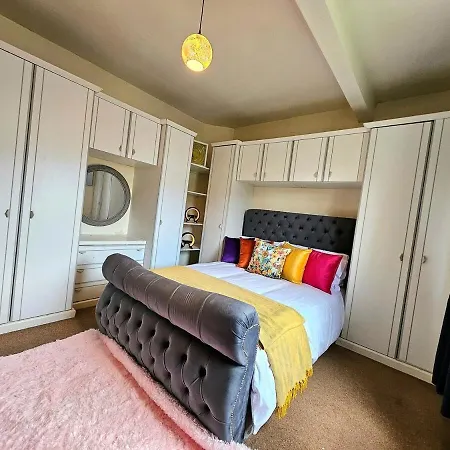 2 Bed Apt, 4 Beds, 3 Tvs Parking * Edynburg